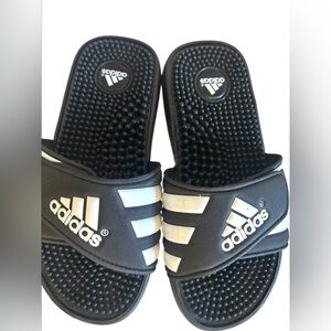 ⭐️   Kids Adidas Black and White Comfort Slides